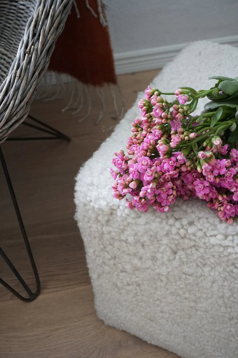 SHORT WOOL CURLY SHEEPSKIN POUF